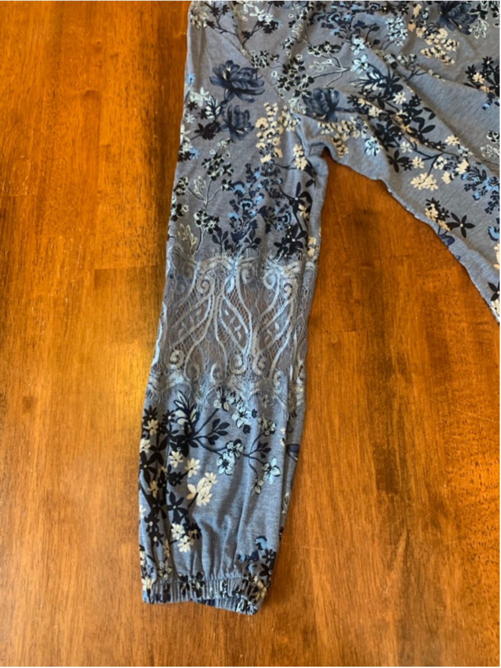 Liz Claiborne Top Medium Blue and White Floral Lace Sleeve Detail - Picture 5 of 7